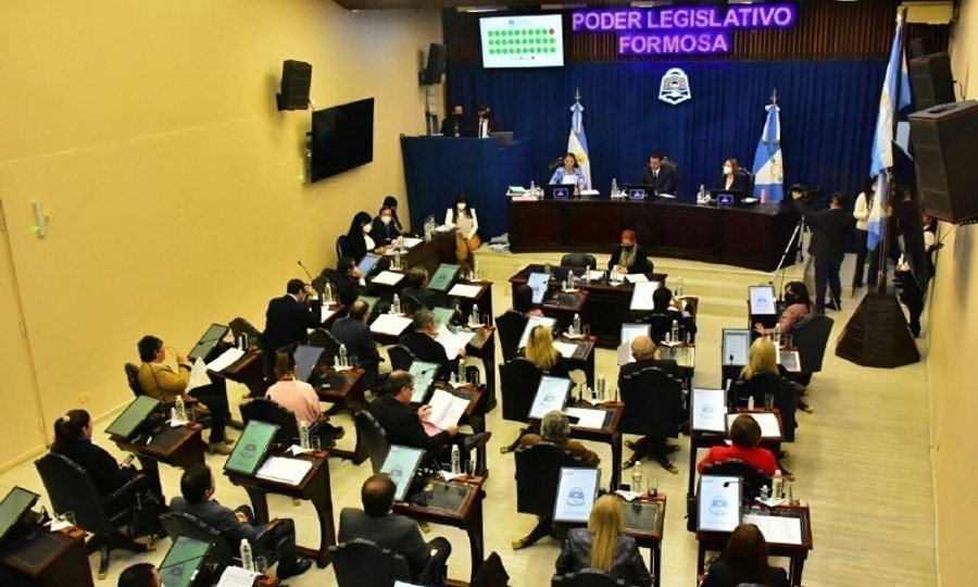 Insfrán promulgó la ley para la creación de la Universidad Provincial de Laguna Blanca